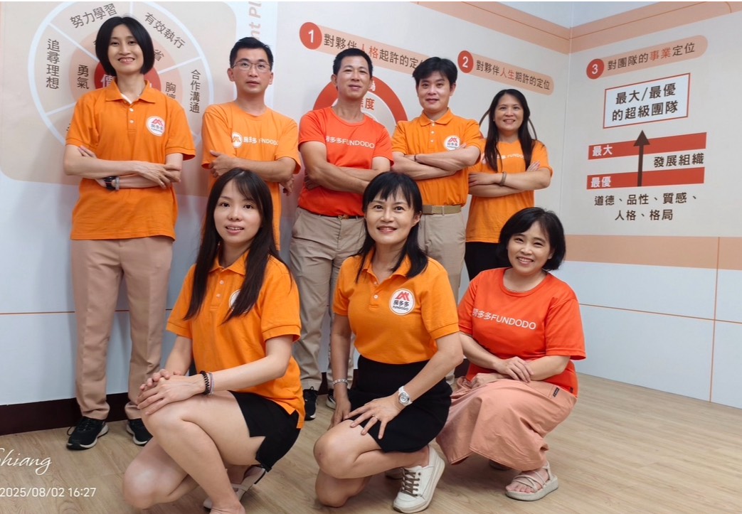 房多多台南門市團隊照片 - 橘色制服員工合照